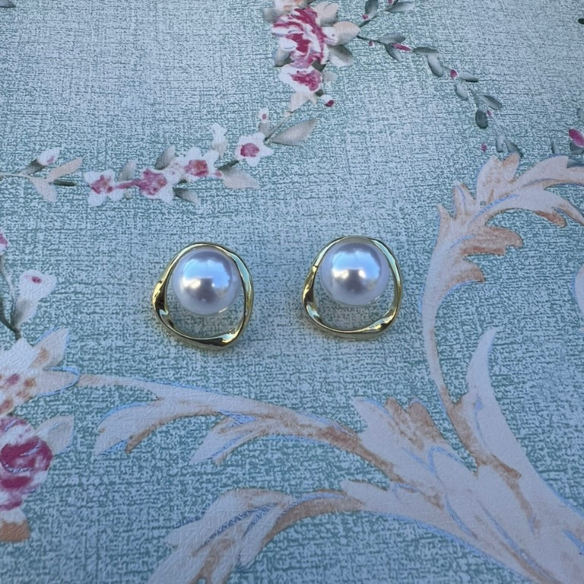 Duchess's Mirror Pearl Orbit Studs