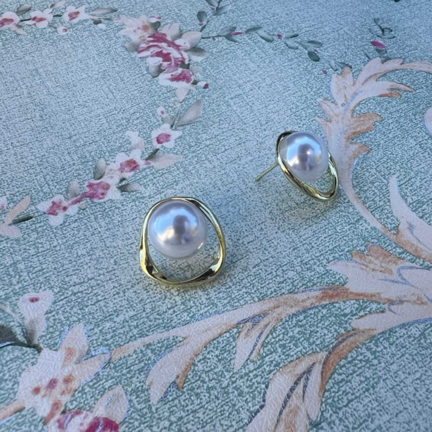 Duchess's Mirror Pearl Orbit Studs