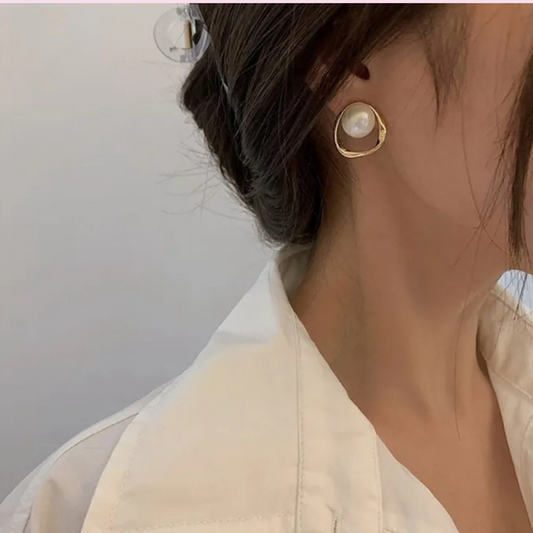 Duchess's Mirror Pearl Orbit Studs